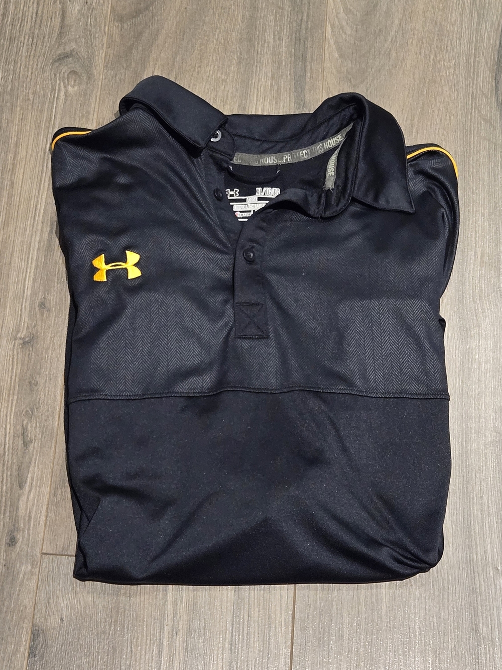 Under Armour Men’s Black Polo Yellow Logo Size XL Heat Gear Tech Loose Fit